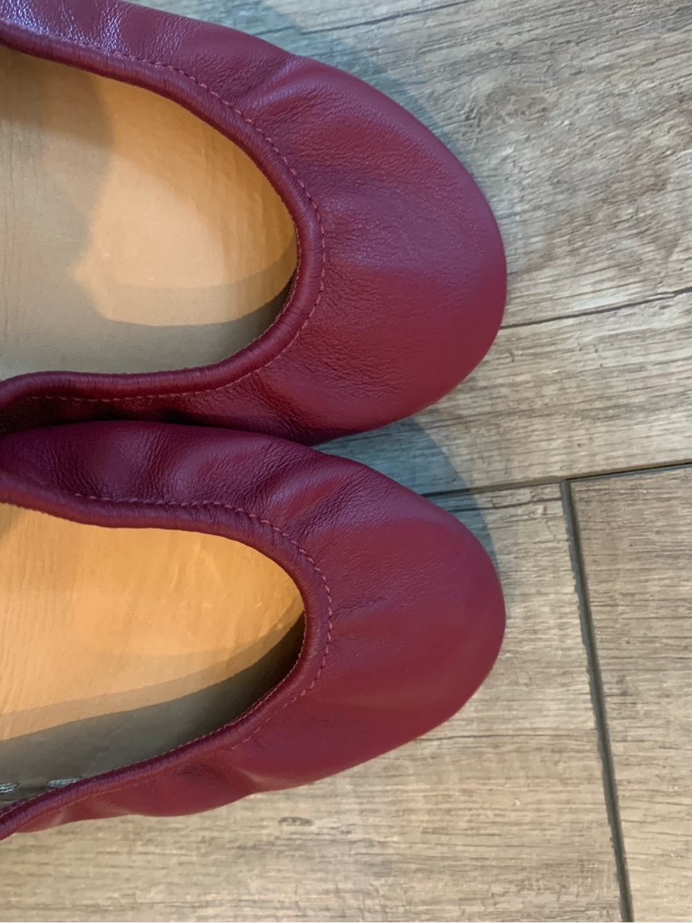 Tieks Sz 8 Foldable Burgundy Leather Slip-On Ballet Flats with Teal Heel Tab - Picture 2 of 16